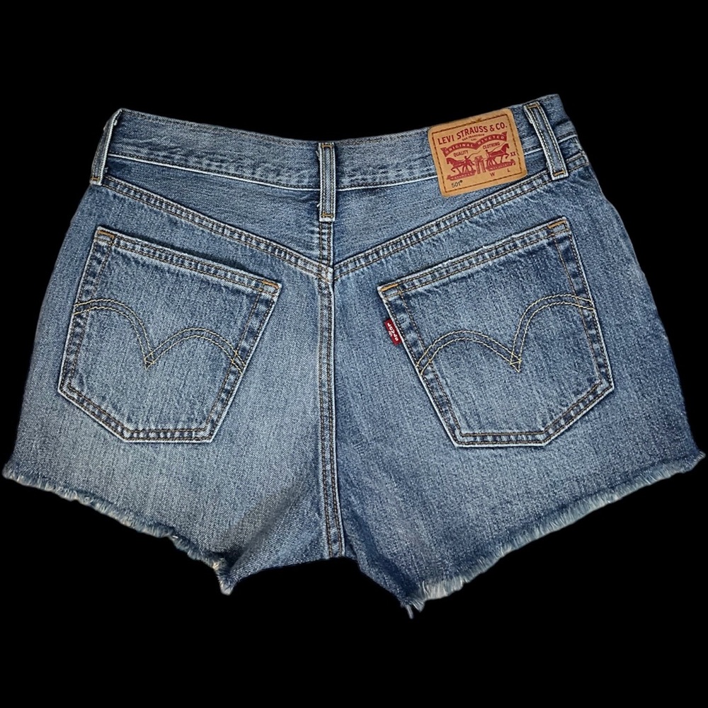 Women’s Levi 501 distressed denim jean shorts 🫦